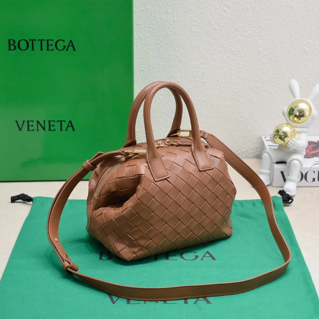 Batch 1560 #Bv Small Intrecciato woven leather bowling bag with detachable crossbody strap, single interior flat pocket, zipper closure "Classic weaving craftsmanship" is an indispensable symbol of the brand🔥. The meticulous weaving craftsmanship not only makes the bucket bag show a sense of high-end, but also adds a sense of agility to it, exuding a simple and elegant beauty. It is made of soft and delicate sheepskin texture. It is light and comfortable, and reveals a sense of high-end everywhere. The color matching is refreshing and clean, and the upper body is aged~concave shape! A bowling bag that can be used for both work and leisure. Size: 20.5*15.5*10cm, model: 7460#